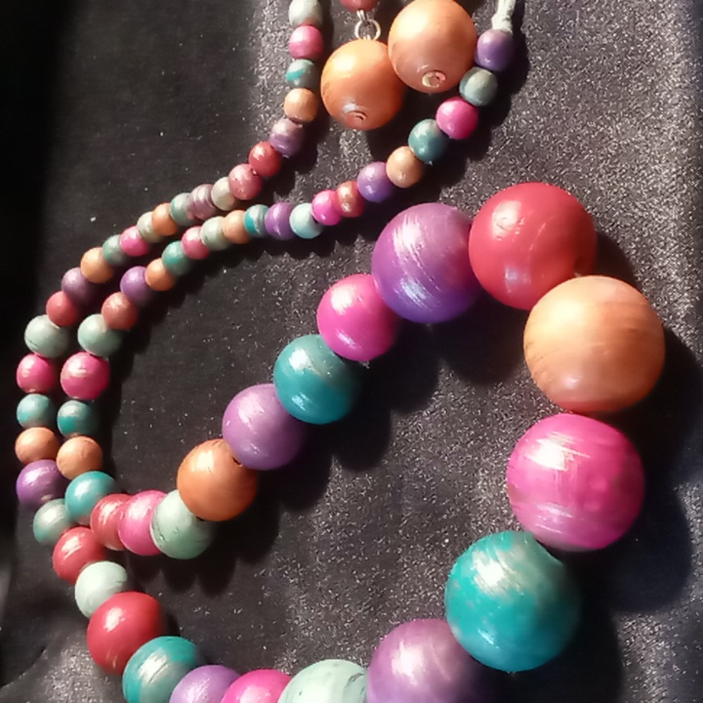 Long Wooden beaded necklace & earrings nwt beads